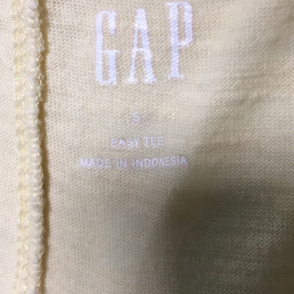 Size small gap tee! - Picture 4 of 4